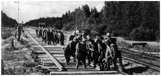 Укладка пути на станции Селище. 1945 г.