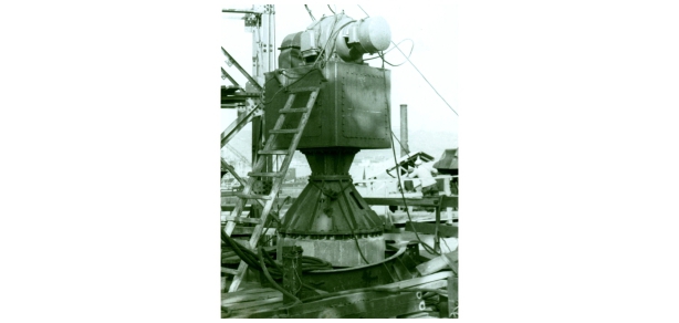 Низкочастотный вибропогружа-тель в работе. 1956 г.